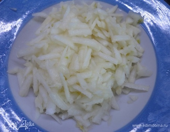 Грушу среднего размера очистить от кожицы и семян и натереть на крупной терке.