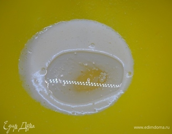 Яйцо взбить с сахаром, добавить молоко, растительное масло и грушу. Всыпать сухую смесь. Перемешать и выложить в форму.