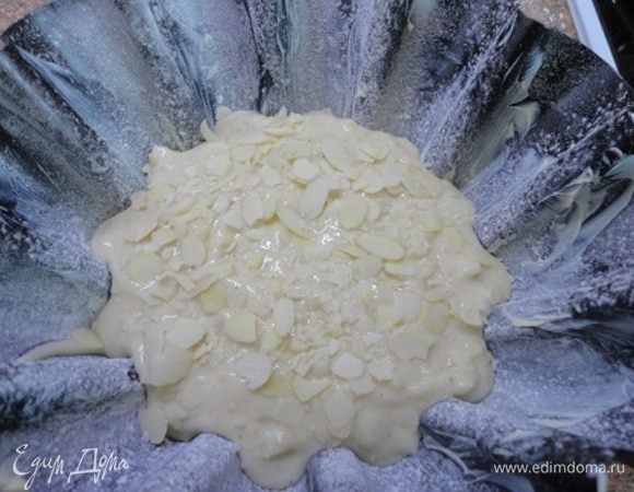 Посыпать миндальными лепестками.