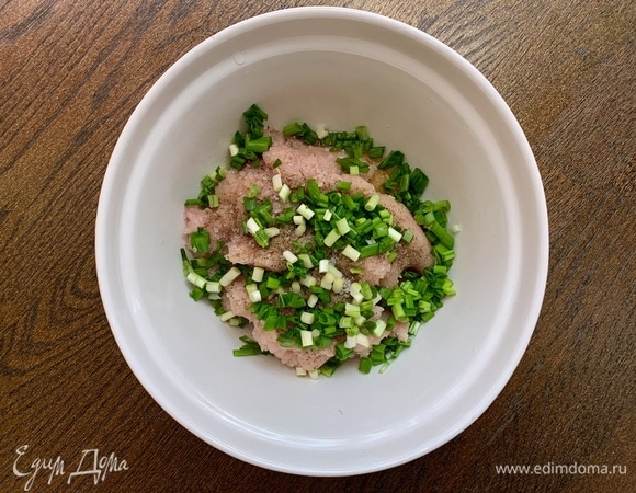 Фарш смешать с солью, перцем, тмином, топленым маслом, яйцом, зеленым луком.