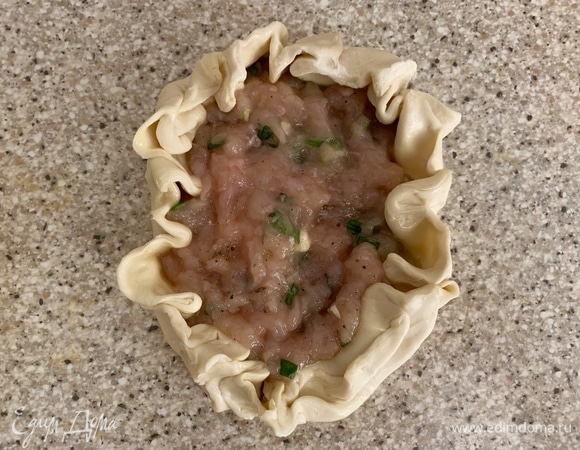 Защипать края.