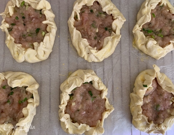 Духовка — на 190°C, «плаксы» — на пергамент. Выпекаем 40–45 минут.