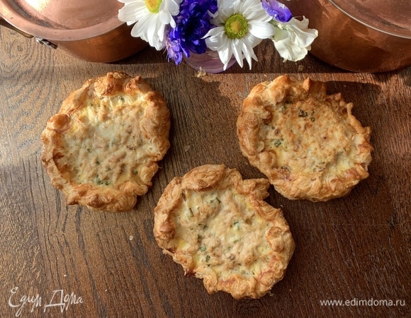 Красивые, хрустящие. Очень хорошо с салатом из свежих листьев базилика, помидора и зеленого лука с лимонным соком!