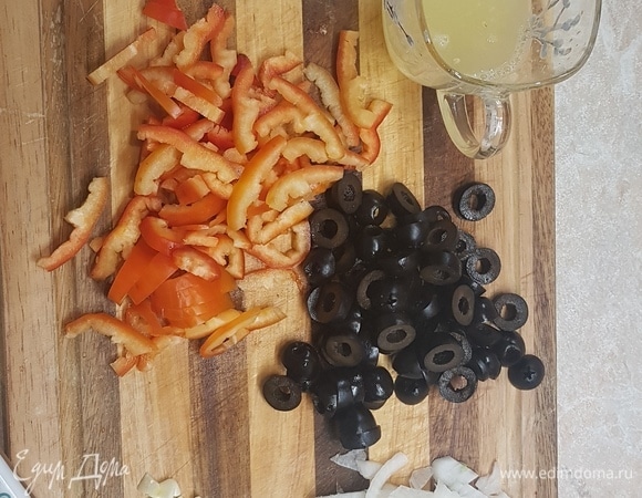 Лук нарезать кольцами, перец — полосками, маслины нарезать крупно, чеснок измельчить. Из лимона выжать сок.