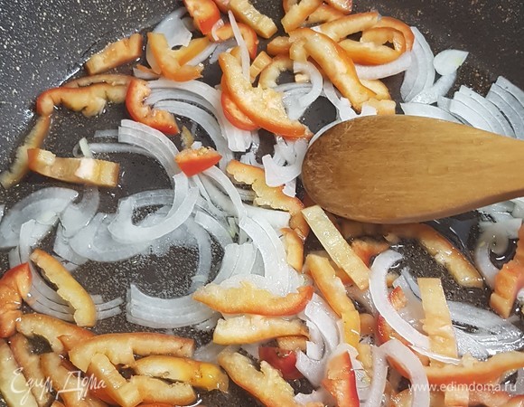 Обжарить на подсолнечном масле лук и перец в течение 10 минут.