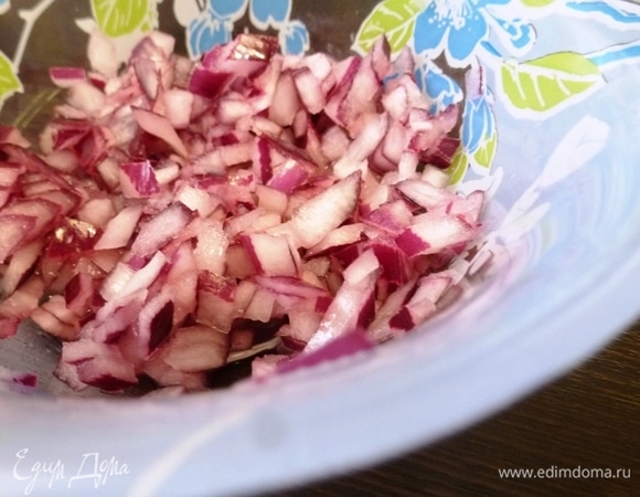 Лук мелко нарезать и добавить сок лимона, оставить на 15 минут мариноваться. Картофель, морковь и яйца нужно сварить заранее и охладить. Печень минтая размять вилкой.