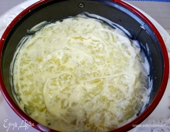 Салат выкладывается слоями. Овощи натереть на терке, но при желании можно нарезать мелким кубиком. Первый слой — картофель. Смазать майонезом.