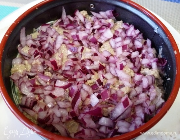 Второй слой — печень минтая и маринованный лук. Этот слой я майонезом не смазывала, печень и так достаточно жирная и сочная.