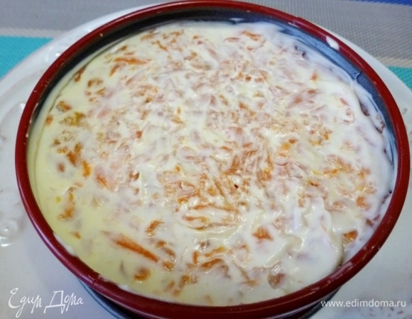 Третий слой — морковь. Смазать слой майонезом.