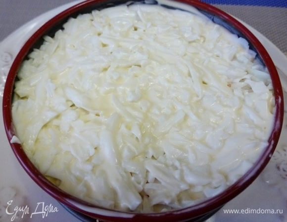 Яйца разделить на белки и желтки. Следующий слой — натертые белки. Смазать майонезом.