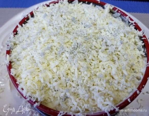 Верхний слой — натертые желтки.