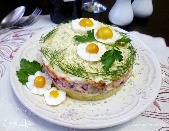 Дать салату настояться в холодильнике. Украсить по своему вкусу.