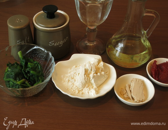 Подготовим продукты. Предварительно сварим шпинат, отожмем его.