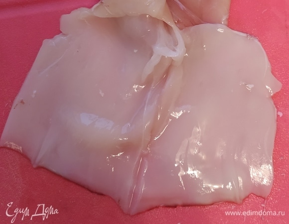 Подготовьте тушки кальмаров, разрежьте вдоль и очистите. Можно обдать кипятком, тогда шкурка легче снимется.