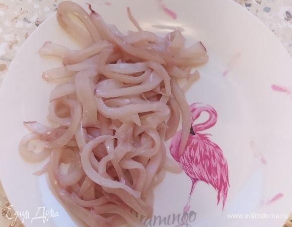 Нарезать тушку в виде полосок. В кипящей воде подержать кальмара не более 3–4 минут.