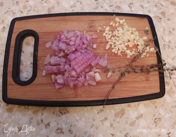 Лук шалот и чеснок очистить и нарезать мелкими кубиками. На растительном масле обжарить вместе с веточками тимьяна.