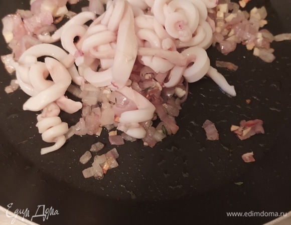 Переложить пасту из кальмара в сковороду, добавить томатный сок и убрать с огня.