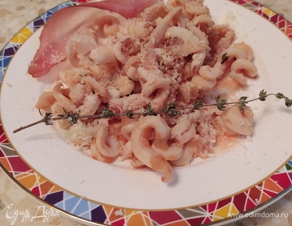 Выложить пасту на тарелку, посыпать тертым пармезаном, добавить хамон и украсить веточкой тимьяна. Приятного аппетита!