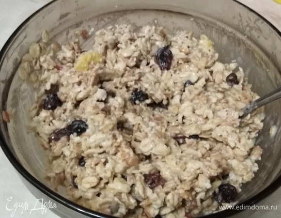 В мюсли влить кефир. Вбить яйцо и добавить сахар. Хорошо перемешать. Оставить набухать смесь на 30–40 минут. Кефир должен полностью впитаться.