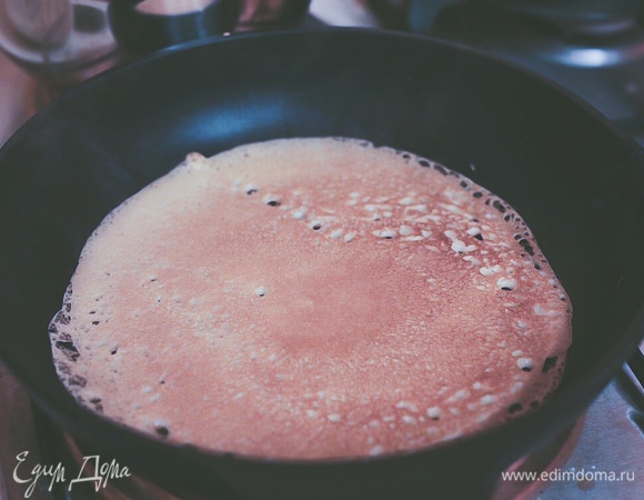 Жарим на предварительно разогретой сковороде. Можно подавать с джемом, медом, творогом и фруктами — на ваш вкус. Приятного аппетита!