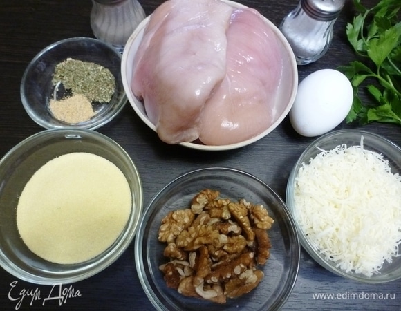 Подготовить продукты для колбасы. Петрушку сполоснуть и обсушить. Сыр натереть на мелкой терке, его лучше взять с мягким нейтральным вкусом. Грецкие орехи перебрать и слегка подсушить в микроволновке.