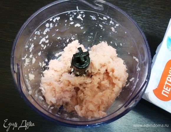 Куриное филе ТМ «Петруха» измельчить в фарш удобным вам способом.