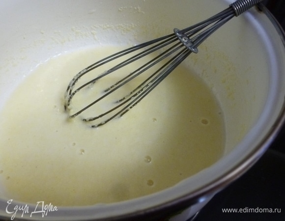 В воду (примерно100 мл) всыпать манку и сварить густую кашу до полуготовности. Оставить остывать.