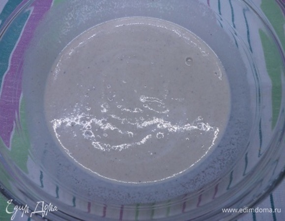 Гречневую муку разводим одним стаканом холодного молока, затем завариваем одним стаканом горячего молока и даем остыть. Добавляем дрожжи, ставим в теплое место для подъема. Примерно на 1 час.