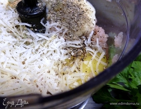 К куриному фаршу вбить яйцо, положить специи, натертый сыр и взбить еще раз все вместе.