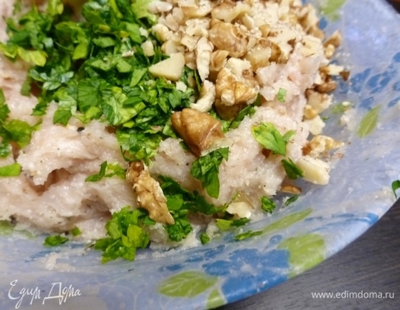 Мелко нарезать петрушку. Грецкие орехи нарубить крупными кусочками. Подмешать в фарш орехи и зелень.