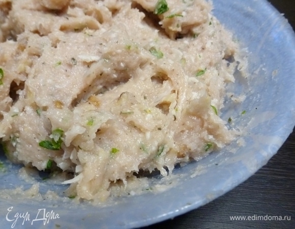 Накрыть тарелку с фаршем и отправить в холодильник на 40 минут.