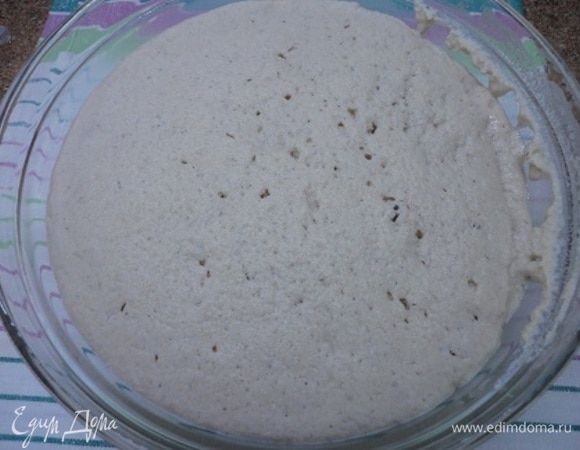 Разделяем белки и желтки. Масло растапливаем и даем остыть. Желтки взбиваем с сахаром. В стакане теплого молока растворяем соль и смешиваем с желтками и маслом. В подошедшую опару выливаем смесь жидких ингредиентов и просеиваем пшеничную муку.