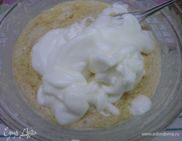 Белки взбиваем до мягких пиков и осторожно вводим в подошедшее тесто. Выпекаем, как обычно.