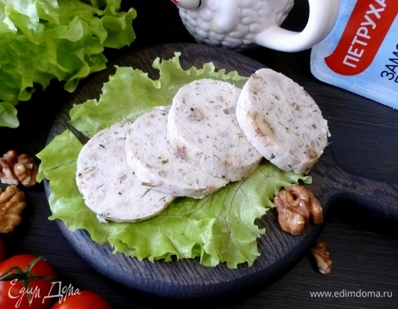 Остывшую колбасу с грецкими орехами нарезать колечками и подавать в любое время. Можно на завтрак или ужин, можно взять с собой на работу или в дорогу. Приятного аппетита!