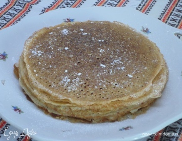 Для блинницы складываем на сковороду или огнеупорную форму блины стопкой, смазывая каждый блин сырыми яйцами, смешанными с сахаром. Запекаем 7–10 минут в духовке при температуре 180–200°C. Готовую баницу можно посыпать сахарной пудрой.