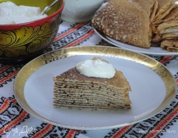Нарезаем и подаем на выбор со сметаной, медом или вареньем.