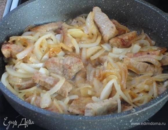 Мясо нарезать кусочками примерно по 15–20 г и обжарить на растительном масле до золотистой корочки. Лук нарезать полукольцами, добавить к мясу и обжарить до золотистого цвета. В кастрюле вскипятить воду, выложить в нее мясо с луком, добавить уксус и варить до готовности при медленном кипении.