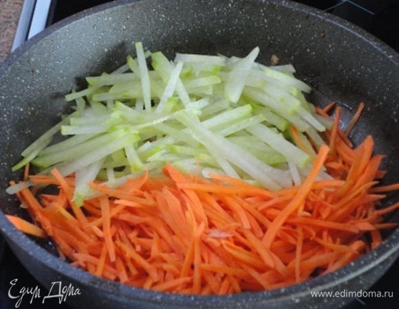 Морковь и редьку нарезать тонкой соломкой. Редьку промыть проточной водой для удаления горечи, дать хорошо стечь воде и слегка обжарить все под крышкой на слабом нагреве. Добавить томатную пасту и еще немного прожарить.