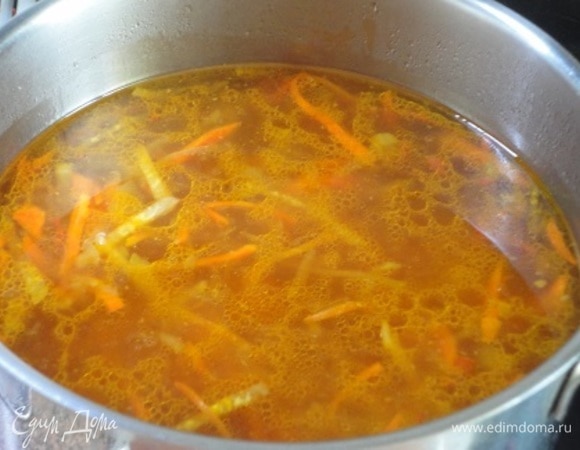 В готовый бульон добавить все овощи. Посолить, поперчить, добавить молотый кориандр. Довести до кипения, дать покипеть 2 минуты и опустить в него лапшу.