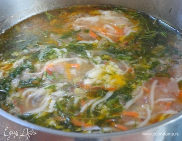После закипания варить 1–2 минуты. Снять с огня и сразу же заправить толченым чесноком и рубленой зеленью. Для придания остроты супу при обжарке мяса можно добавить острый перец, нарезанный соломкой.