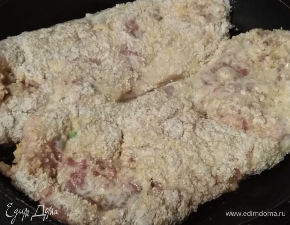 Каждый кусок смазать яично-сметанной смесью. Обвалять в панировочной смеси. Выложить на разогретую сковороду с растительным маслом.