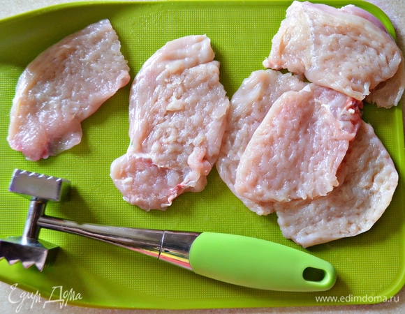 Каждый кусочек куриного медальона слегка отбейте с обеих сторон.