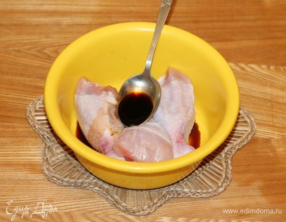 Макаем голени в соус-маринад терияки и перемешиваем. Убираем миску с курочкой в холодильник на 1 час или на ночь. Чем дольше, тем вкуснее.