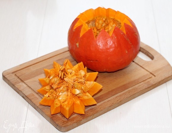 У тыквы срезаем верхушку так, чтобы можно было положить 3 голени и рисовый гарнир.