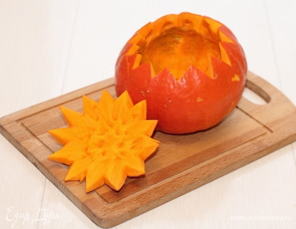 Очищаем тыкву от семечек. Немного срезаем мякоть (3/4 стакана). Я срезала мякоть с крышки, а внутри тыквы не трогала.