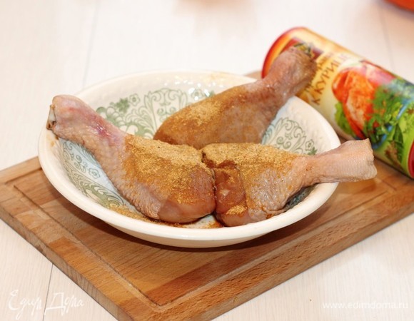 Промаринованные без соуса голени посыпаем приправой для курицы. Состав сухой приправы: чеснок, лук, перец, куркума, корень сельдерея, кумин и соль.