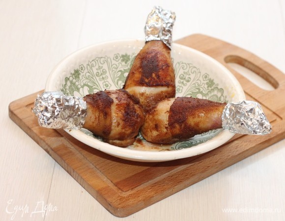 На разогретом растительном масле обжариваем голени до вкусной и румяной корочки. До полной готовности курицу не зажаривать, она дойдет в духовке. Заворачиваем кончики голени в фольгу, чтобы курица в духовке не подгорела.