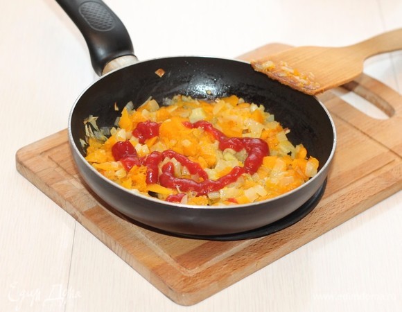 На сливочном масле обжариваем очищенный и мелко порезанный лук и мякоть тыквы, солим и тушим до готовности. Затем кладем по вкусу томатный кетчуп (1–2 ст. л.). Мякоть тыквы сладкая, поэтому кетчупа можно положить и 2 ст. л.