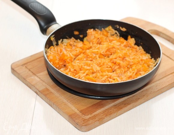 Добавляем рис, перемешиваем и снимаем с плиты. Приготовим соус: смешиваем сметану (1 ст. л.) с бульоном (или водой 50 мл), растительным маслом (1 ст. л.), соевым соусом (1 ст. л.), сухой приправой (0,5 ч. л. — это паприка, чеснок, тмин, мускатный орех, кумин, куркума). Пробуем на соль.