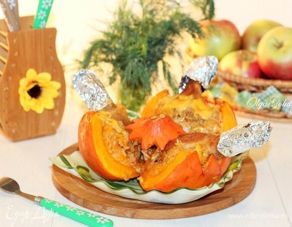 Готовую тыкву можно сверху посыпать тертым сыром и на 1 минуту поместить в духовку до его расплавления.